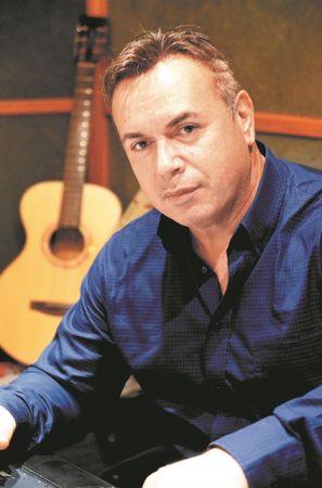 Μανώλης Λιδάκης: «Οι γυναίκες το εννοούν το “σ’αγαπώ”»