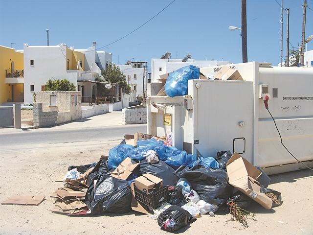 Νησιά πνιγμένα στα σκουπίδια | tovima.gr
