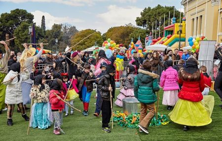 Η Αθήνα σε αποκριάτικους ρυθμούς