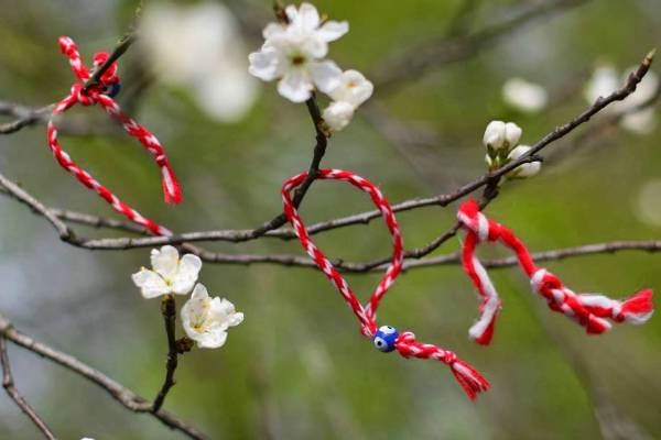 «Μάρτης» : Γιατί φοράμε το άσπρο-κόκκινο βραχιολάκι