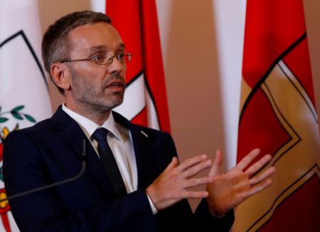 Αυστρία: «Κέντρα εξόδου» θα ονομάζονται τα κέντρα πρώτης υποδοχής προσφύγων