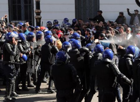 Επεισόδια και χημικά σε αντικυβερνητική διαδήλωση στην Αλγερία