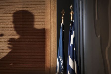 Βουλή: Τροχήλατες βαλίτσες και καυτές συνομιλίες υπουργών