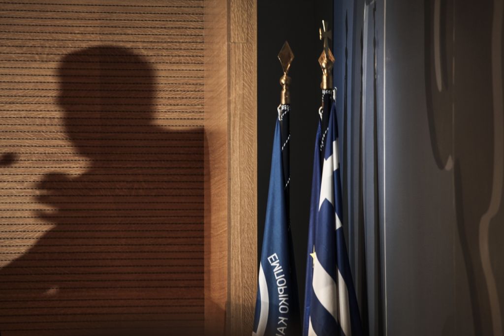 Βουλή: Τροχήλατες βαλίτσες και καυτές συνομιλίες υπουργών