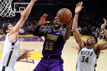 «Υπόκλιση» ΛεΜπρόν για Αντετοκούνμπο: «Απλά κοιτάξτε τι εξέλιξη έχει ως παίκτης κάθε χρόνο»