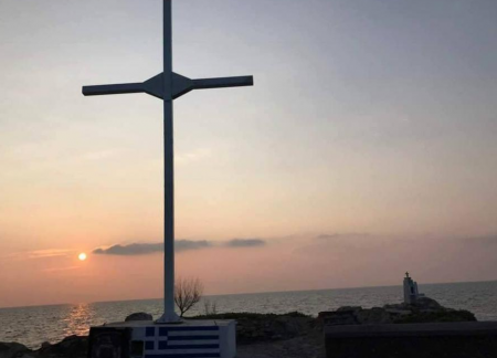 Μυτιλήνη: Τοποθέτησαν σταυρό στην ακτή Απελή – 33 συλλήψεις