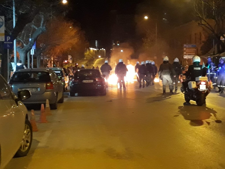 Συγκρούσεις αστυνομικών – κουκουλοφόρων και στη Θεσσαλονίκη