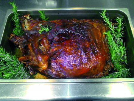 Κατσίκι γεμιστό με ρύζι, άνηθο και μάραθο