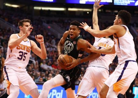 NBA : Οι ουραγοί Σανς σόκαραν τους Μπακς και τον Αντετοκούνμπο