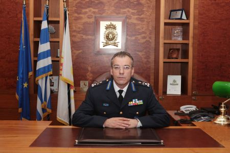 Ερωτηματικά για τη παραμονή του Αρχηγού της Πυροσβεστικής