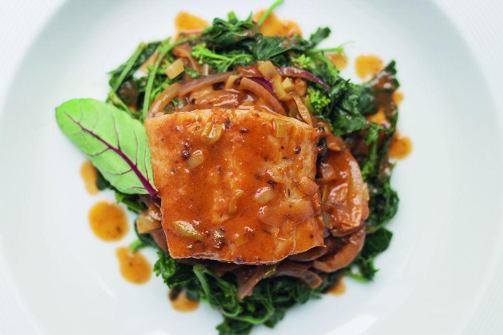 Μπακαλιάρος πλακί με πικρά χόρτα