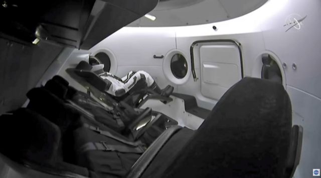 Στη Γη και πάλι το διαστημόπλοιο Crew Dragon