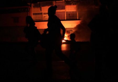 Στο σκοτάδι παραμένει η Βενεζουέλα