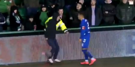 Χαμός στη Σκωτία: Παίκτης της Ρέιντζερς πιάστηκε στα χέρια με οπαδό