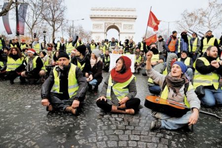 «Κίτρινα γιλέκα»: Ξανά στους δρόμους της Γαλλίας