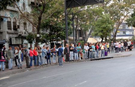 Βενεζουέλα: Στους δρόμους οι πολίτες μετά το μπλακ – άουτ