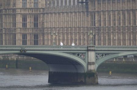 Έκλεισε η γέφυρα του Γουέστμινστερ λόγω ύποπτου οχήματος
