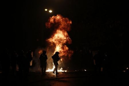 Mολότοφ στο κέντρο της Αθήνας – Εκαψαν αυτοκίνητο – Συνελήφθη ένα άτομο