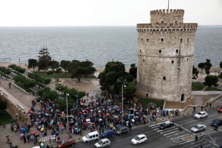 Θεσσαλονίκη: Πόλεμος αναρτήσεων των υποψηφίων Νοτοπούλου- Ταχιάου