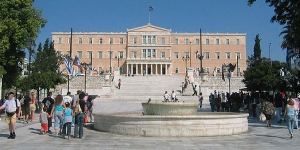 Κινηματογραφικό γύρισμα διακόπτει την κυκλοφορία πέριξ του Συντάγματος