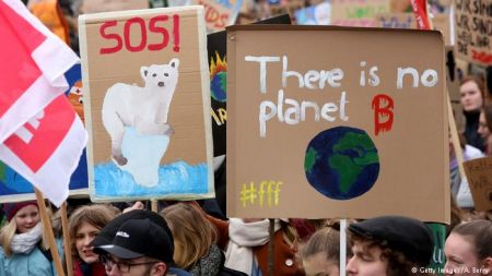 Γονείς και μαθητές διαδηλώνουν για το κλίμα