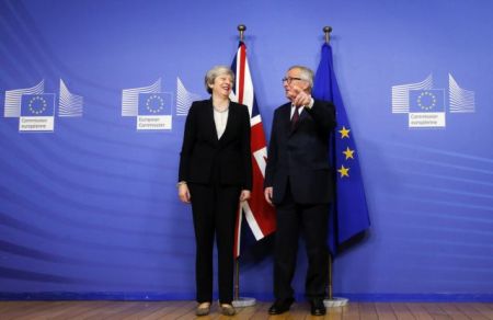 Γιούνκερ- Μέι είχαν νέα τηλεφωνική επικοινωνία