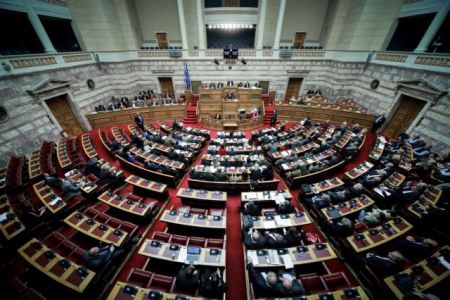 Βουλή: Μάχη για τη συνταγματική αναθεώρηση – Το άρθρο 32 στριμώχνει τον ΣΥΡΙΖΑ