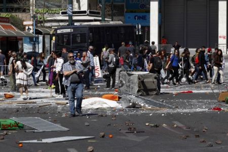 Η ελληνική κρίση και τα επεισόδια φέρνουν το Χόλιγουντ στην Αθήνα