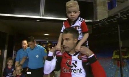 Φαν Πέρσι : Η ιδιαίτερη είσοδος με μπόμπιρα στους ώμους του