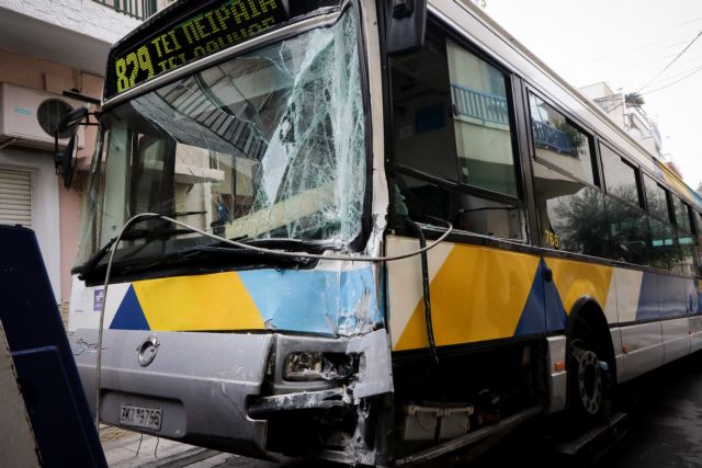 Εικόνες από τη σύγκρουση λεωφορείων στο Αιγάλεω