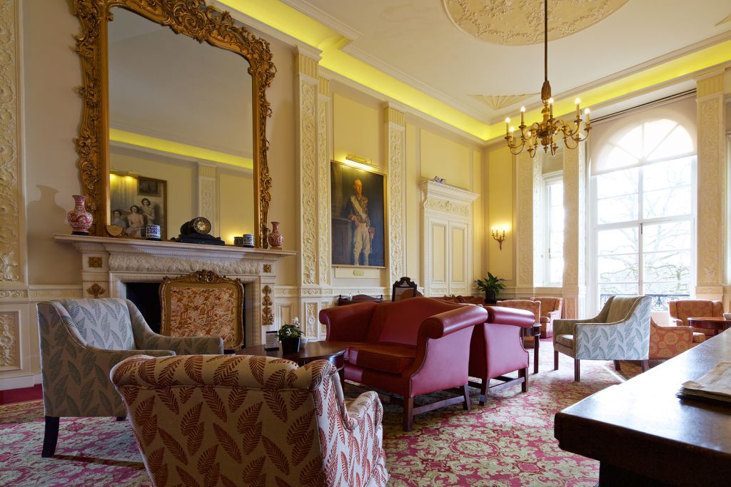 Royal Over-Seas League:Prive club και κλασική μουσική