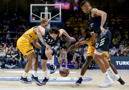 Με 100αρα πέρασε από την έδρα της Χίμκι η Ρεάλ Μαδρίτης