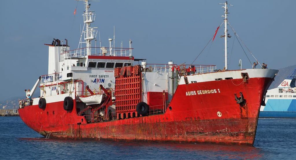 Άνδρος: Με ρήγμα αλλά χωρίς εισροή υδάτων το δεξαμενόπλοιο που προσάραξε