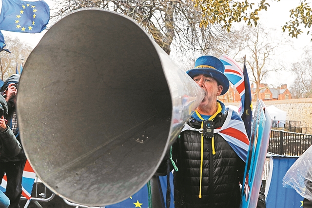 Brexit: Τα σενάρια και το θέατρο του παραλόγου