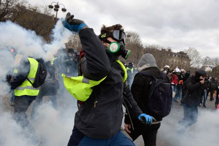 Χάος στο Παρίσι: Συγκρούσεις της αστυνομίας με τα «κίτρινα γιλέκα»