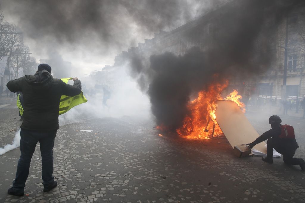 Παρίσι: Τραυματίες, λεηλασίες και εμπρησμοί από τα «κίτρινα γιλέκα»