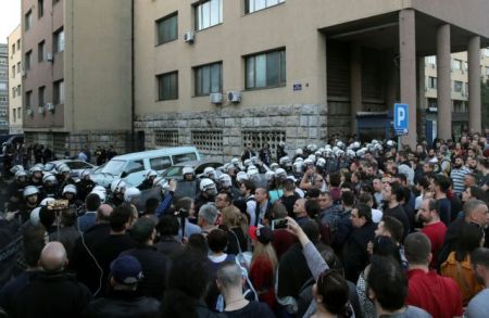 Οι διαδηλωτές «πολιορκούσαν» το προεδρικό μέγαρο και ο Βούτσιτς έπαιζε σκάκι