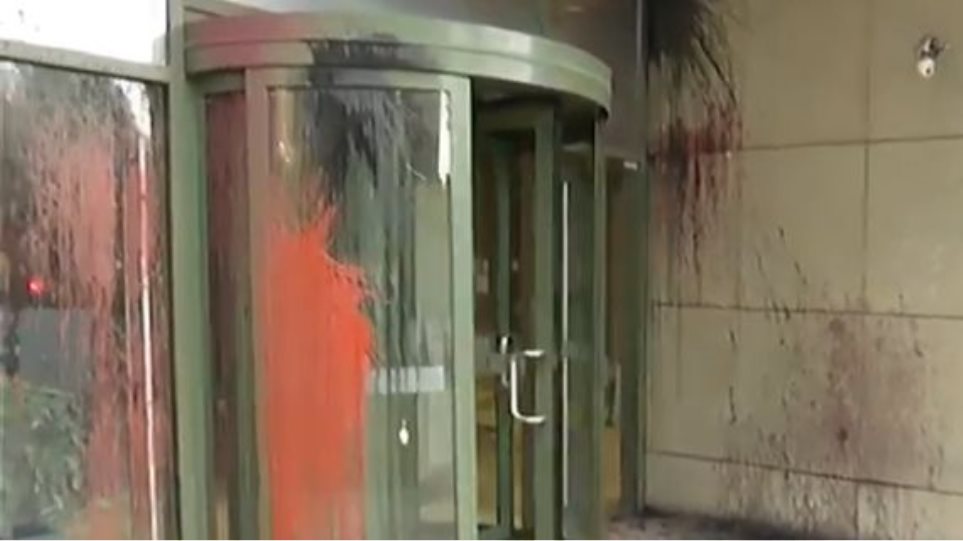 Άγνωστοι πέταξαν μπογιές τα ξημερώματα στο υπ. Ανάπτυξης