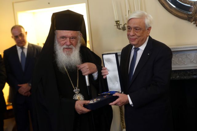 Ο ΠτΔ παρασημοφόρεσε τον Αρχιεπισκόπο Ιερώνυμο