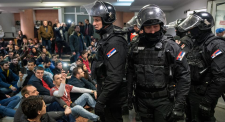 Σερβία: Η αστυνομία απομάκρυνε τους διαδηλωτές από τη δημόσια τηλεόραση