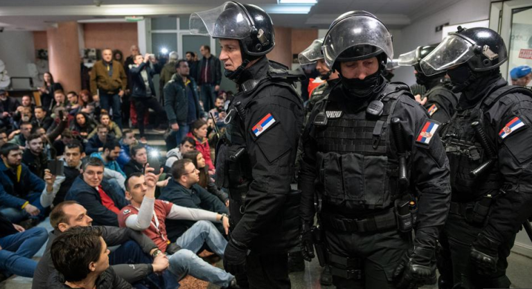 Σερβία: Η αστυνομία απομάκρυνε τους διαδηλωτές από τη δημόσια τηλεόραση | tovima.gr