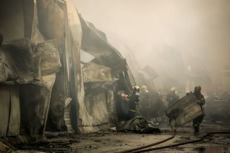 Γλυκά Νερά: Σε εξέλιξη μεγάλη πυρκαγιά σε αποθήκη[Εικόνες]