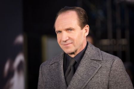 Ραλφ Φάινς: Ανδρας και λευκός ο Τζέιμς Μποντ