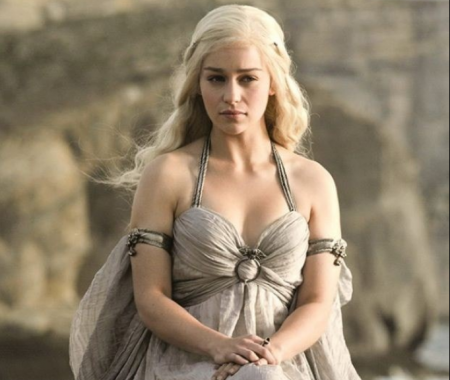 «Αμετανόητη» η Εμίλια Κλαρκ για τις γυμνές σκηνές στο Game of Thrones