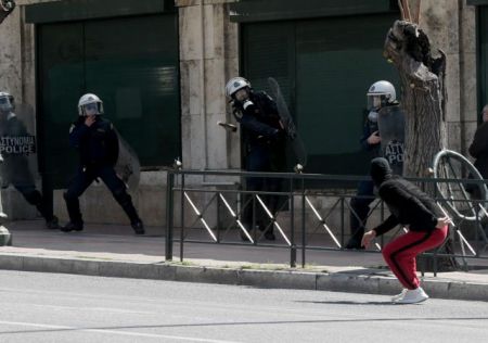 «Έβρεξε» μολότοφ στο Πολυτεχνείο μετά το μαθητικό συλλαλητήριο