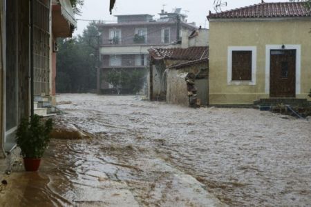 Ποινική δίωξη στη Ρένα Δούρου και για τις φονικές πλημμύρες στη Μάνδρα