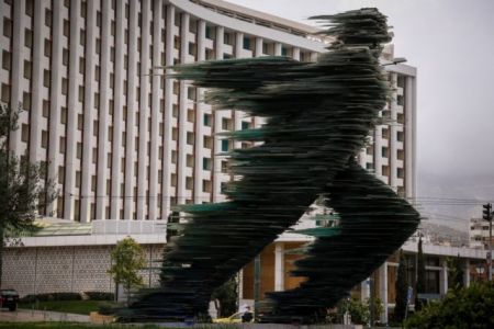 Guardian:  Το πλάνο να δοθεί ο «Δρομέας» στα Σκόπια ξεσήκωσε τους Ελληνες