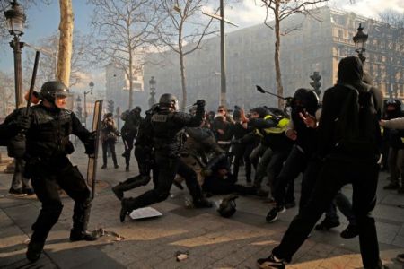 Γαλλία: Μαζικές συλλήψεις από την αστυνομία για τα «Κίτρινα Γιλέκα»