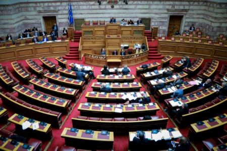 Ψηφίστηκε η «φωτογραφική» τροπολογία για το ασυμβίβαστο βουλευτή – υποψηφίου ευρωβουλευτή