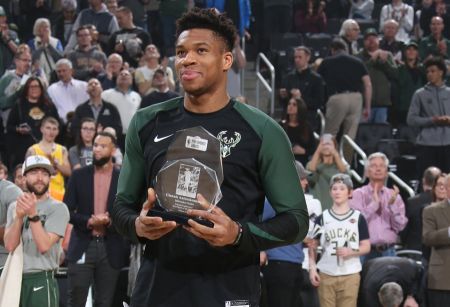 Παρέλαβε το βραβείο του MVP Φεβρουαρίου ο Αντετοκούνμπο